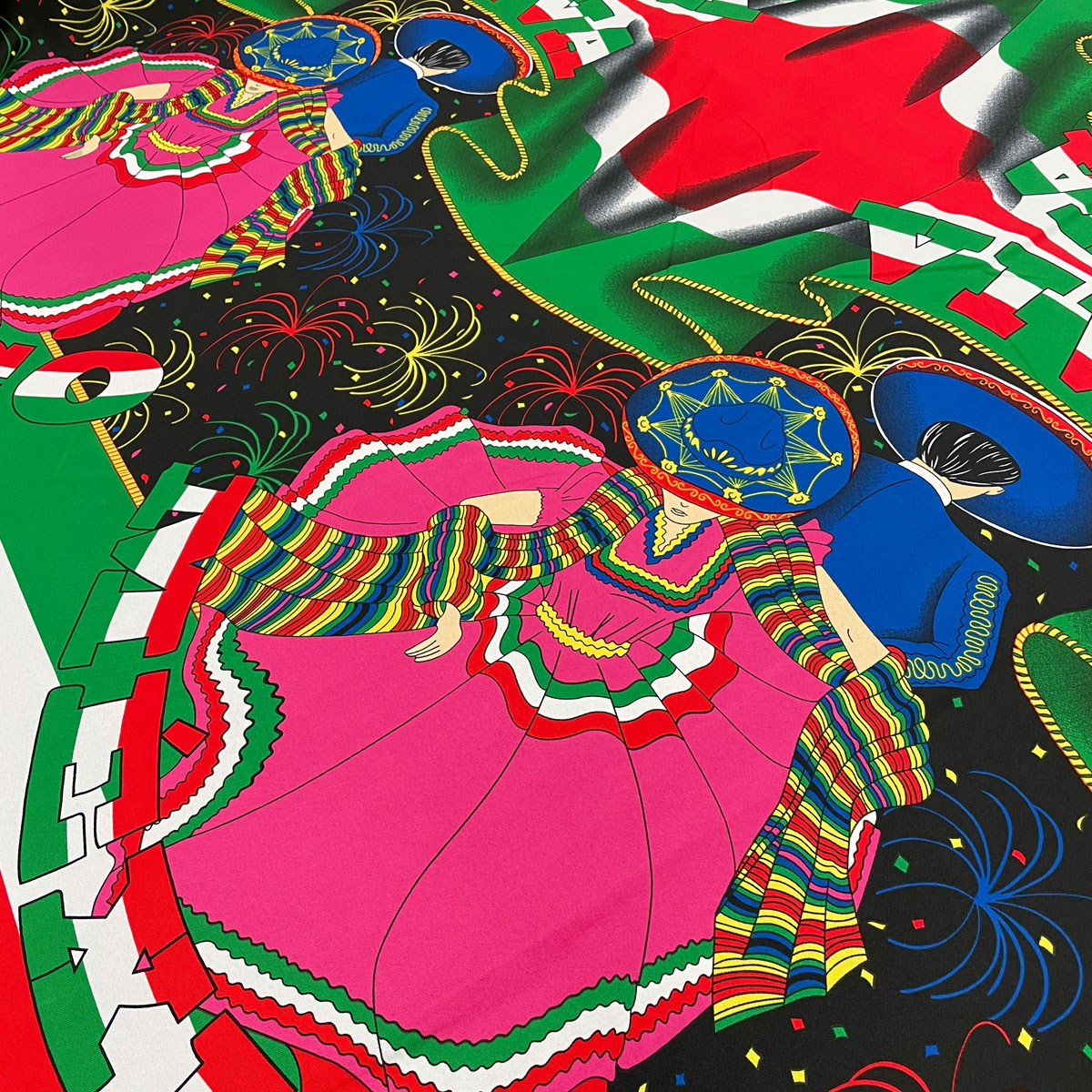 Baile Mexicano rosa 12 Tela con diseño de pareja bailando, mujer con vestido folklórico rosa y fondo festivo con bandera y fuegos artificiales
