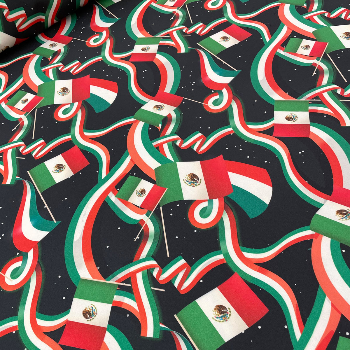 Patrio 2 Tela con fondo negro, banderas mexicanas y serpentinas tricolor, ideal para decoración de Fiestas Patrias