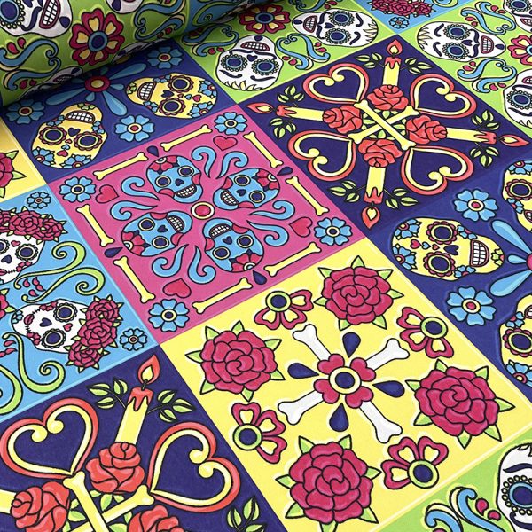 Tela con mosaicos coloridos, calaveras mexicanas y flores, ideal para decoración de Día de Muertos