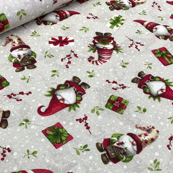 Tela loneta navideña de fondo gris con duendes, regalos y detalles navideños en rojo y verde
