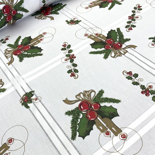 Mantel navideño español con diseño de velas, acebo y ramas sobre fondo claro