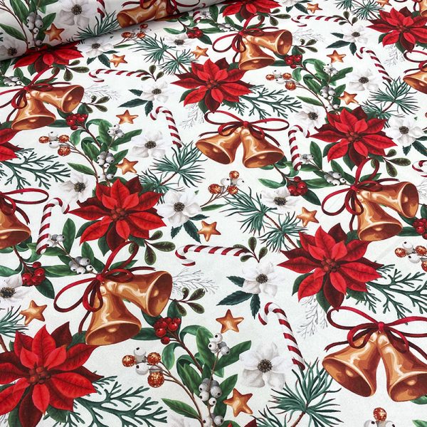 Tela navideña blanca con campanas doradas, nochebuenas rojas y ramas navideñas