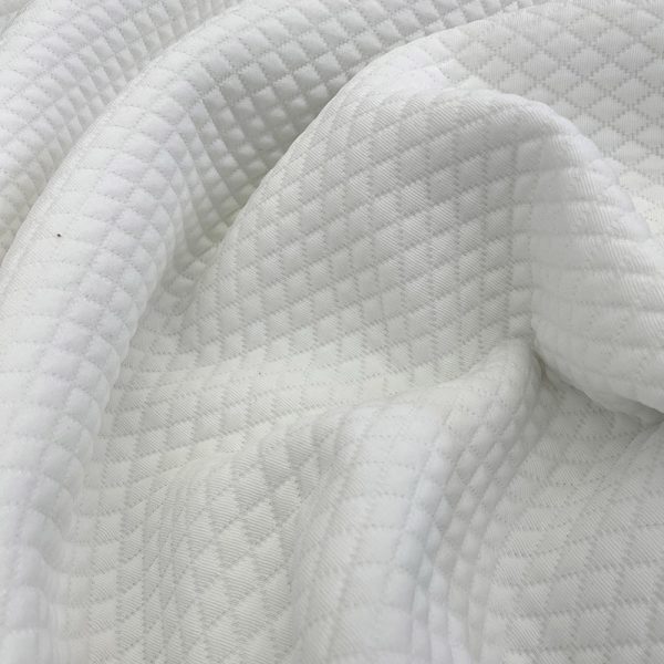 Tela piqué 340 Ruby blanca con textura acolchada de rombos