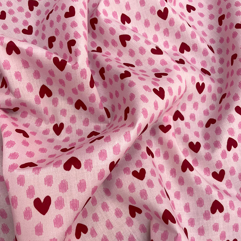 57 corazoncitos rojos Tela tafetán rosa con estampado de corazones rojos temática amor y amistad