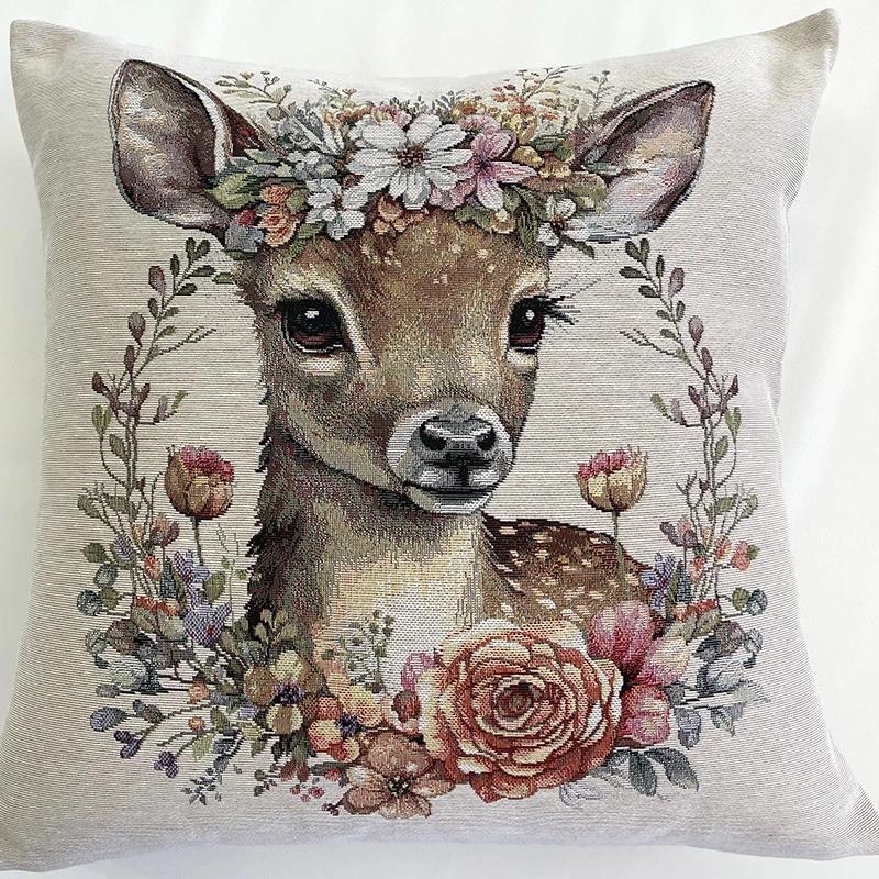 funda-decorativa-venado-floral-gobelino-45x45-800x800 Funda decorativa tejida con diseño de venado con corona de flores, rodeado de follaje en tonos suaves. Tela gobelino 45x45 cm.