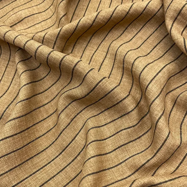 Tela Bahamas Stripe con rayas negras sobre fondo café mostaza, estilo sobrio y elegante