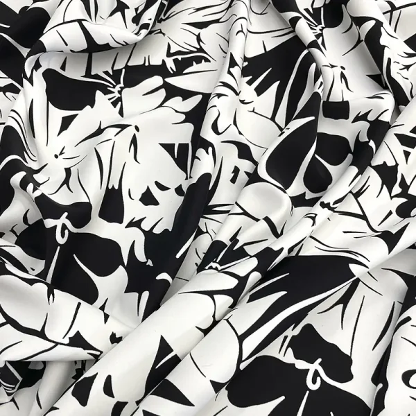 Tela estampado floral blanco y negro con fondo suave y caída fluida