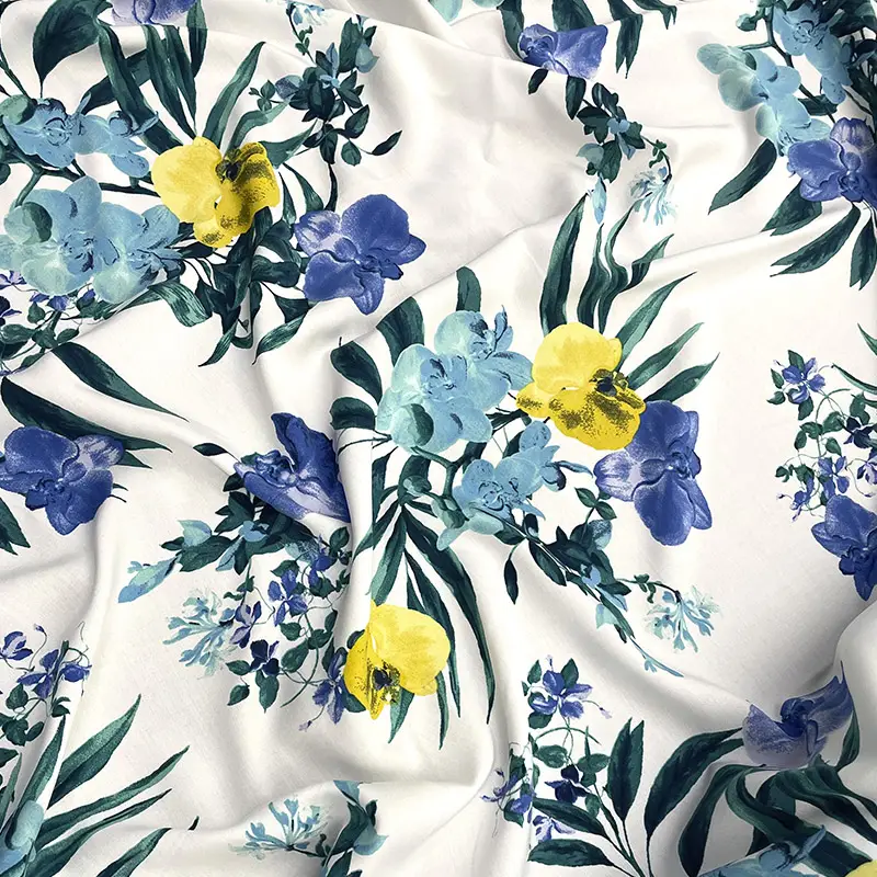 tela-poplin-rayon-floral-tropical-azul-amarillo-800x800 Tela poplin rayón con flores tropicales en azul, amarillo y verde sobre fondo blanco