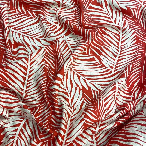 Tela poplin rayón con hojas blancas sobre fondo naranja, estilo tropical moderno
