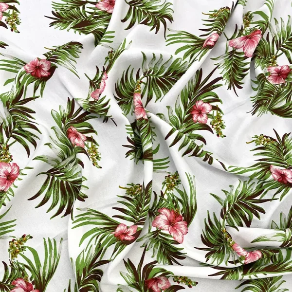 Tela Rayon Chalis con hojas de palmera y flores rosas sobre fondo blanco