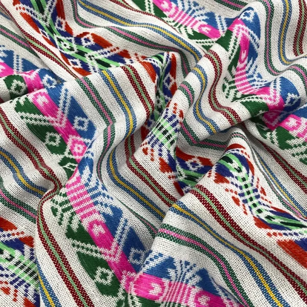 tela cambaya blanca con bordados en colores vivos estilo tradicional mexicano