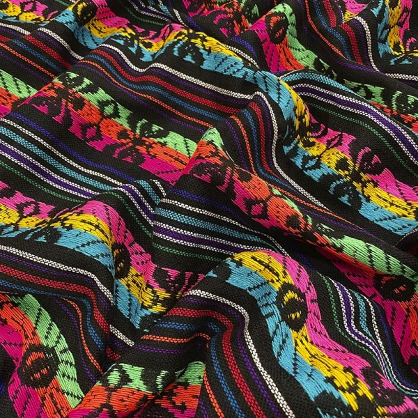 Tela cambaya negra con flores bordadas en colores mexicanos