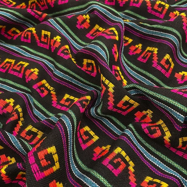 Tela cambaya negra con grecas bordadas en colores mexicanos