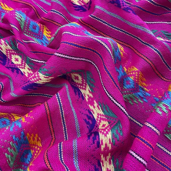 Tela cambaya magenta con bordado multicolor de diamantes tradicionales