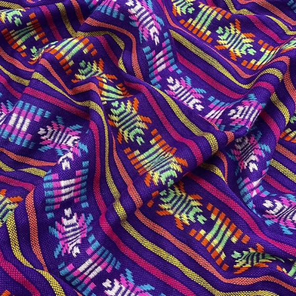 Tela cambaya morada con bordado multicolor y líneas tradicionales