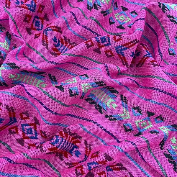 Tela cambaya rosa con patrones bordados multicolor estilo étnico