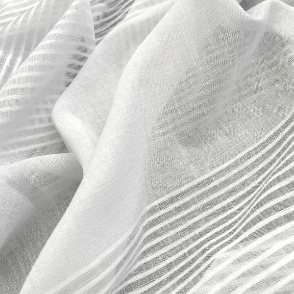 Tela visillo blanca con rayas tejidas tipo jacquard, ideal para cortinas elegantes con entrada de luz natural