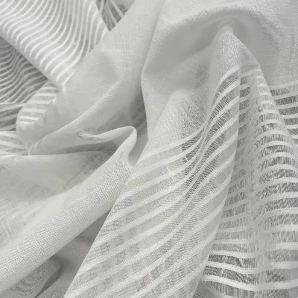 Tela visillo blanca con rayas en tejido jacquard, ideal para cortinas modernas y entrada de luz natural