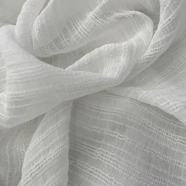 Tela visillo blanco con textura jacquard sutil, ideal para cortinas elegantes con entrada de luz natural