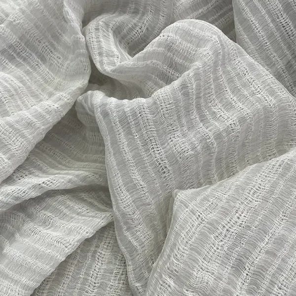 Tela visillo blanco rayado con textura tipo jacquard, ideal para cortinas decorativas con entrada de luz natural