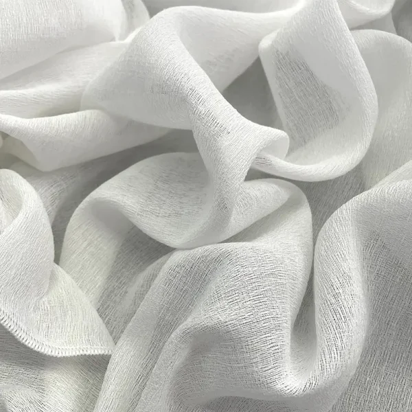 Tela visillo blanco con textura ligera ideal para cortinas decorativas con entrada de luz difusa