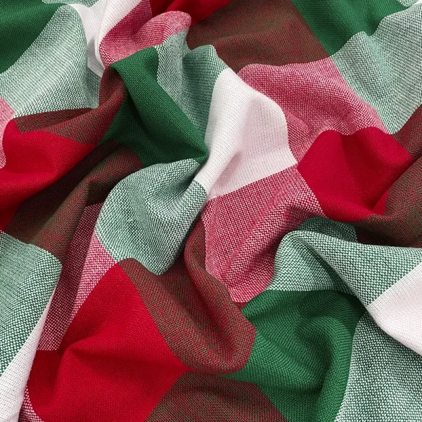 Tela cambaya con diseño de cuadros tricolor en verde, blanco y rojo