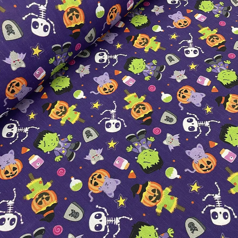 lisboa-monstruos-fondo-morado-800x800 Tela morada con estampado de monstruos, esqueletos, calabazas y gatos, ideal para Halloween infantil.