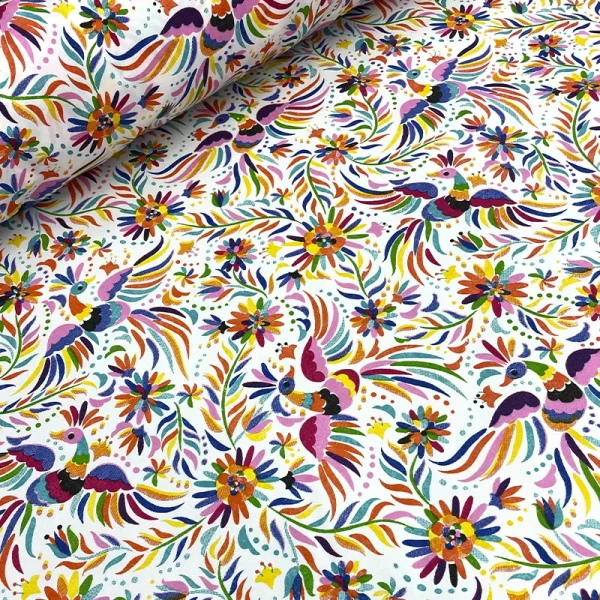 Tela con estampado otomí multicolor con aves y flores sobre fondo blanco, ideal para decoración alegre y tradicional