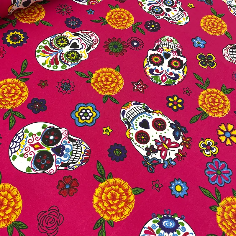 mantel-dia-de-muertos-calaveritas-cempasuchil-color-rosa-tafetan-poliester-800x800 Tela tafetán rosa con calaveritas de azúcar y flores de cempasúchil para decoración de Día de Muertos.