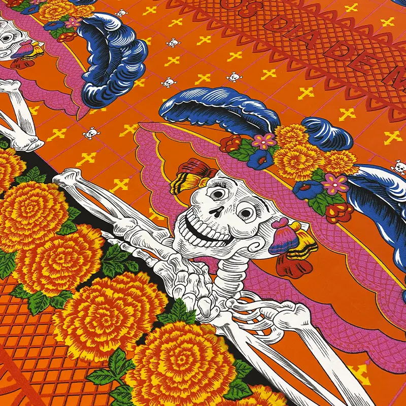mantel-dia-de-muertos-catrina-cempasuchil-color-naranja-tafetan-poliester-800x800 Tela naranja con Catrina y flores de cempasúchil estampadas, ideal para manteles de Día de Muertos.