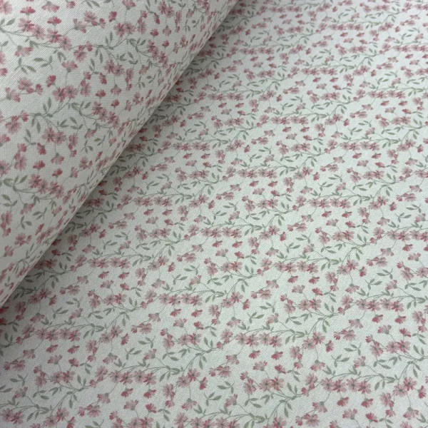 Tela Sabena Half Panama Dig con estampado floral de flores rosas sobre fondo claro para decoración y mantelería.