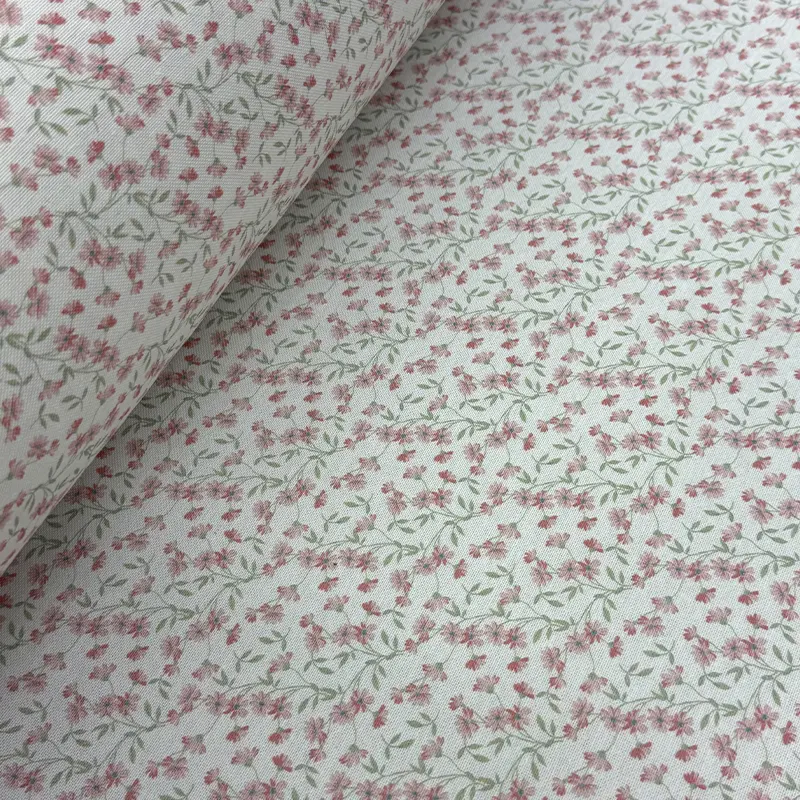 sabena-half-panama-dig-adelina-flores-rosas-800x800 Tela Sabena Half Panama Dig con estampado floral de flores rosas sobre fondo claro para decoración y mantelería.