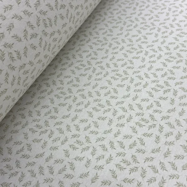 Tela Sabena Half Panama Dig con estampado de hojas verdes sobre fondo claro para decoración y mantelería.