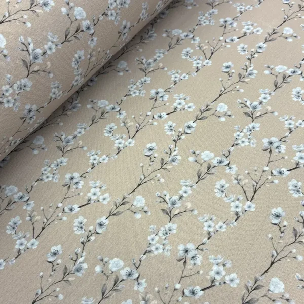 Tela Sabena Half Panama Dig con estampado floral de flores azules sobre fondo beige para decoración interior.