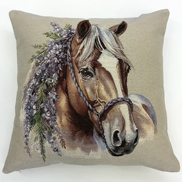 Funda de cojín de tela gobelino con diseño de cabeza de caballo café rodeada de flores color lavanda.