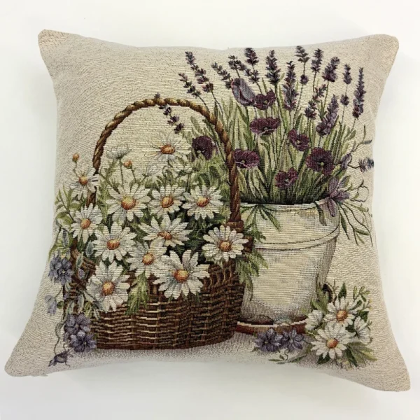 Funda de cojín de tela gobelino con diseño de canasta de mimbre con margaritas blancas y flores de lavanda.