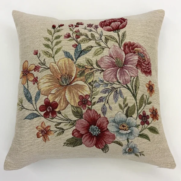 Funda de cojín de tela gobelino con diseño de un jardín lleno de diversas flores de colores y hojas verdes.