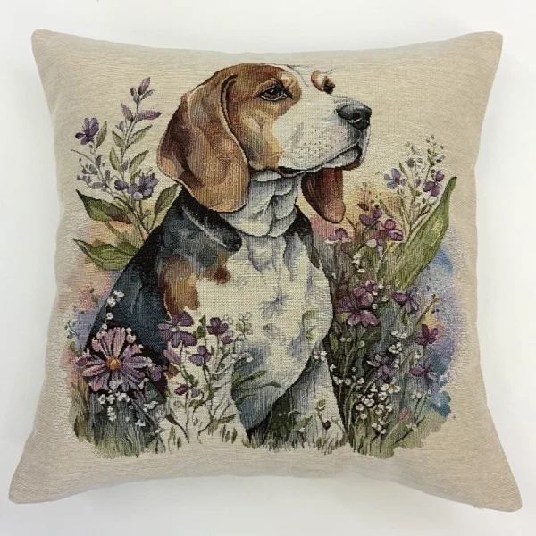 Funda de cojín de tela gobelino con el perfil de un perro beagle rodeado de flores de lavanda y follaje en tonos lilas sobre fondo beige.