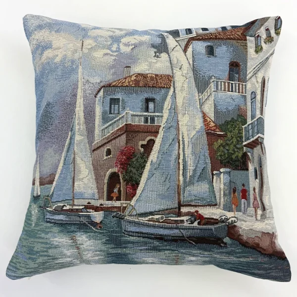 Funda de cojín de tela gobelino con diseño de barcos veleros navegando en el mar en tonos azules y beige.