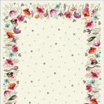 Mantel de Gobelino Jardín Imperial con estampado de flores en color rosa y lila con hojas verdes sobre un fondo claro.