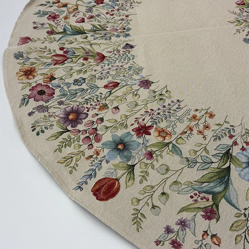 mantel-round-redondo-gobelino-tulipanes-flores-800x800 Mantel redondo de gobelino con diseño perimetral de tulipanes rojos, flores azules y moradas sobre fondo beige claro.