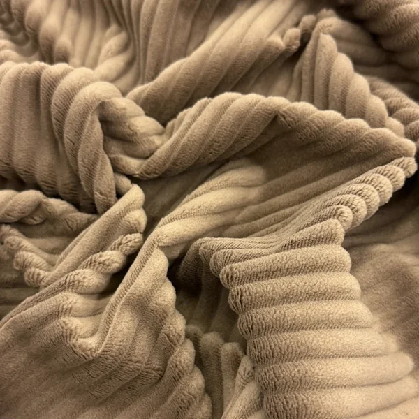 Muestra de tela Niagara color café con textura de patrón lineal tipo pana o corduroy, ideal para proyectos de tapicería.