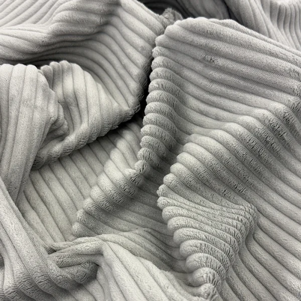 Muestra de tela de tapicería Niagara en color gris claro con textura de patrón lineal resaltado, ideal para muebles modernos.