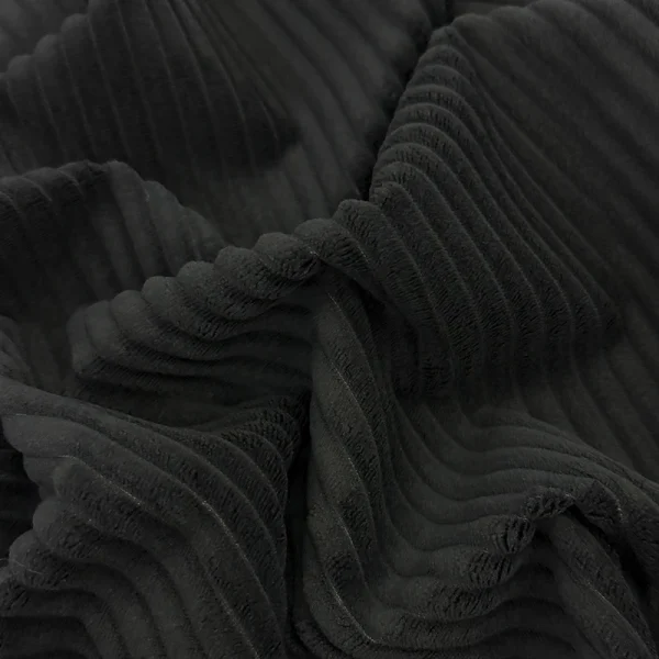Muestra de tela Niagara en color negro con textura profunda de patrón lineal resaltado, ideal para tapicería de muebles elegantes.