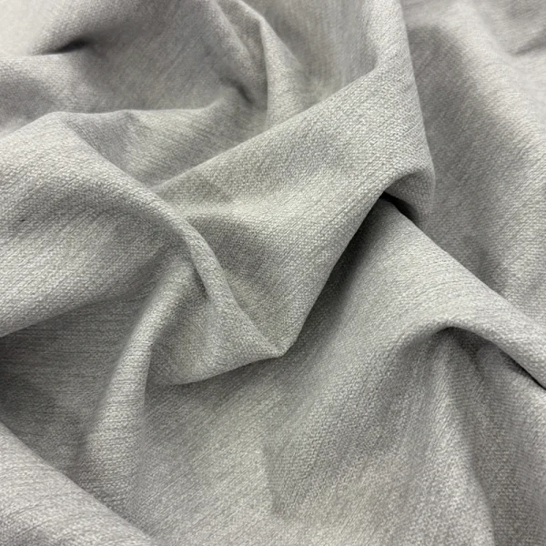 Muestra de tela gruesa y texturizada en color blanco plata modelo Hawai, ideal para proyectos de tapicería y diseño de interiores.