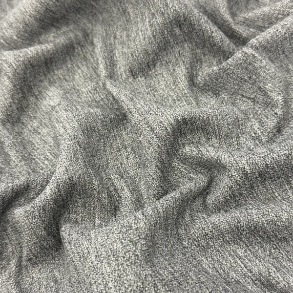 Muestra de tela de poliéster gruesa y texturizada en color gris medio modelo Hawai, diseñada para tapicería de muebles y decoración de interiores.