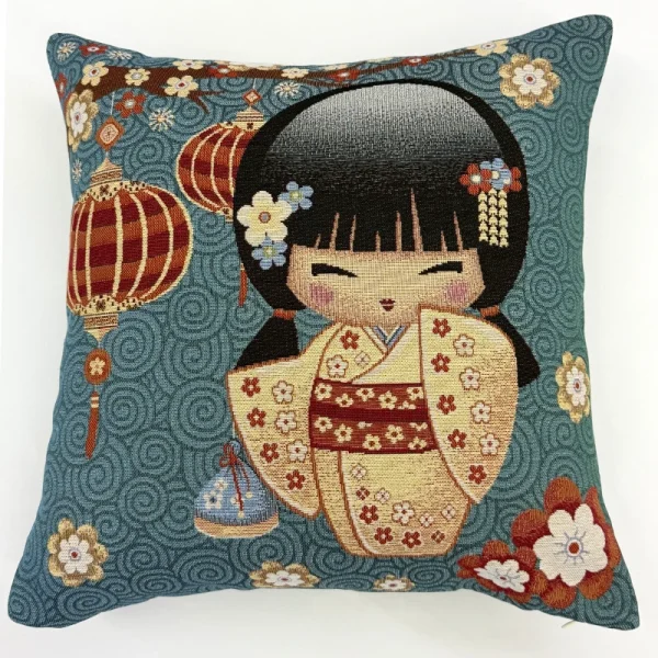 Funda de cojín de tela gobelino con el diseño de una muñeca japonesa tipo kokeshi con kimono de flores sobre fondo claro.