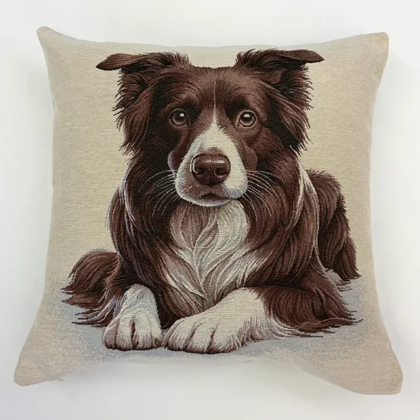 Funda de cojín beige con el retrato tejido de un perro Border Collie color café y blanco en estilo gobelino.