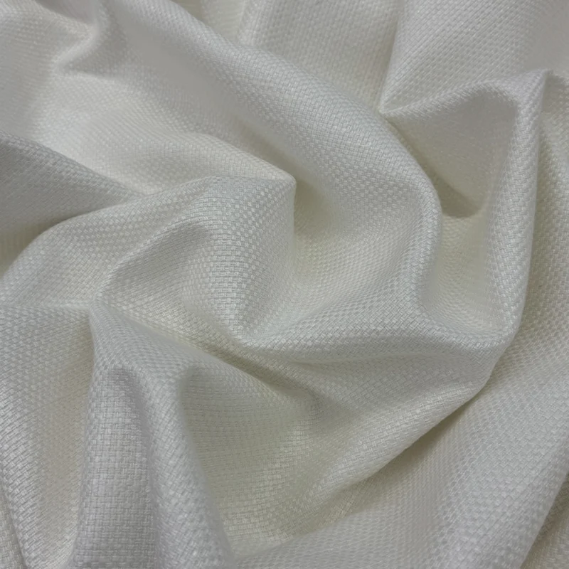 tela-siena-blanco-800x800 Primer plano de los pliegues de la Tela Siena en color blanco, mostrando su textura de tejido plano resistente y su acabado luminoso.