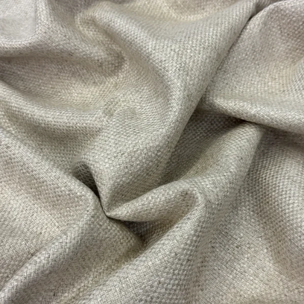 Primer plano de la textura de tejido plano de la Tela Siena en color natural, resaltando la trama resistente y las fibras orgánicas de algodón y lino.